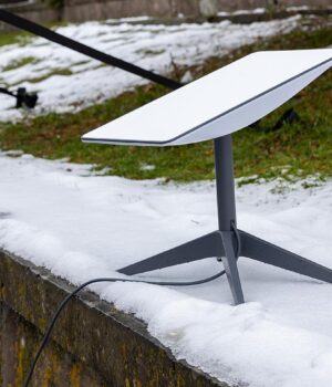 Antena terrestre de Starlink instalada sobre la nieve; imagen de referencia, no del incendio en Polonia