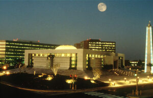 Aramco ordena evacuar su sede en Dhahran Vista nocturna del complejo de Saudi Aramco en Dhahran, con edificios administrativos y una mezquita; fotografía de archivo.
