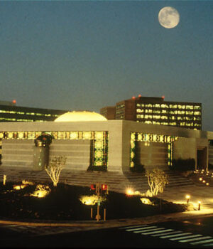 Vista nocturna del complejo de Saudi Aramco en Dhahran, con edificios administrativos y una mezquita; fotografía de archivo.