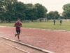 Jóvenes atletas corren en una pista durante una práctica, fotografía de archivo alusiva a Dakar 2026