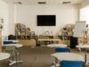 Aula vacía con mesas, sillas y pizarra; fotografía de archivo de 2021 alusiva a la suspensión de clases.