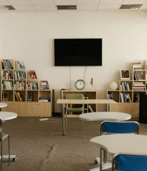Aula vacía — archivo de Mikhail Nilov, 2021 Aula vacía con mesas, sillas y pizarra; fotografía de archivo de 2021 alusiva a la suspensión de clases.