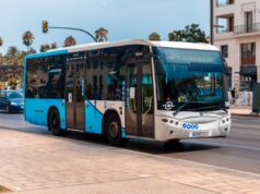 Autobús de transporte público circulando por una vía urbana, imagen de archivo alusiva