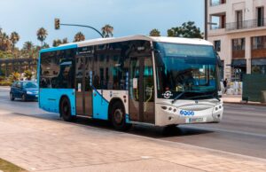 Autobús de transporte público circulando por una vía urbana, imagen de archivo alusiva