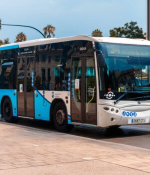 Autobús de transporte público circulando por una vía urbana, imagen de archivo alusiva