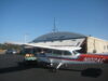 Avionetas de aviación general estacionadas junto a hangares en un aeropuerto