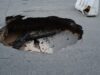 Bache profundo en una vía urbana, fotografía ilustrativa ajena a la calle Rolando Rijo de Bávaro