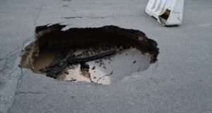 Bache profundo en una vía urbana, fotografía ilustrativa ajena a la calle Rolando Rijo de Bávaro