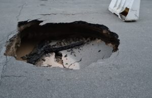 Bache profundo en una vía urbana, fotografía ilustrativa ajena a la calle Rolando Rijo de Bávaro