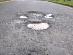 Denuncian baches en la entrada de El Ejecutivo, en Friusa Baches con agua en una calle de Brighton, Reino Unido; fotografía de archivo de 2016