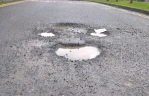 Baches con agua en una calle de Brighton, Reino Unido; fotografía de archivo de 2016
