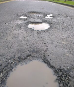 Baches con agua en una calle de Brighton, Reino Unido; fotografía de archivo de 2016