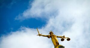 Escultura de una balanza, símbolo de la justicia