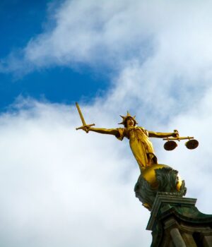 Escultura de una balanza, símbolo de la justicia
