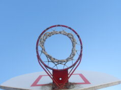 Lluvias aplazan Barias–Mauricio Báez para el miércoles 28 Aro y red de baloncesto al aire libre, fotografía de archivo de 2026
