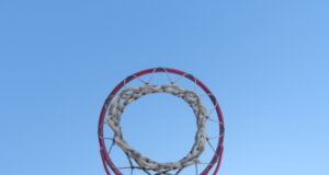 Aro y red de baloncesto en una cancha al aire libre