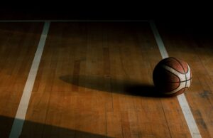 Balón sobre una cancha de baloncesto, imagen ilustrativa de la actuación de Andrés Feliz