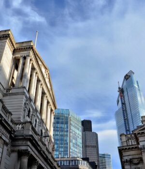 Fachada del Banco de Inglaterra y edificios de la City de Londres, fotografía de archivo de 2019.