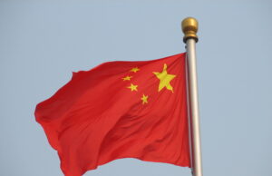 Bandera de China ondeando en la plaza de Tiananmén, Pekín; fotografía de archivo de 2006.