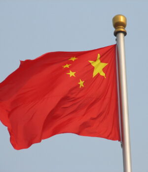 Bandera de China ondeando en la plaza de Tiananmén, Pekín; fotografía de archivo de 2006.