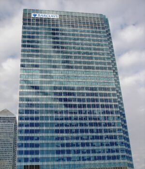 Sede de Barclays en Canary Wharf, Londres; fotografía de archivo de Bajajvikram, tomada en 2005.