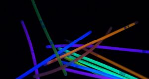 Barras fluorescentes bajo luz ultravioleta; fotografía de archivo de 2011 alusiva a la temática neón.