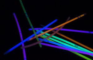 Barras fluorescentes bajo luz ultravioleta; fotografía de archivo de 2011 alusiva a la temática neón.