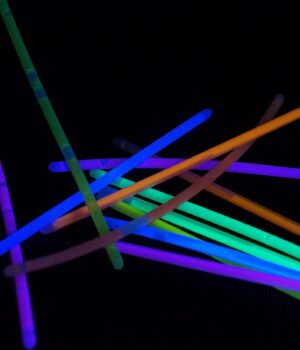 Barras fluorescentes bajo luz ultravioleta; fotografía de archivo de 2011 alusiva a la temática neón.