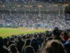 Juego nocturno de béisbol en un estadio lleno, imagen de archivo