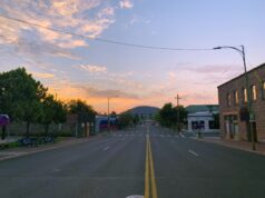 Vista de archivo de Bend, Oregón, con Pilot Butte al fondo; fotografía de 2022 que no muestra la escuela ni el tiroteo