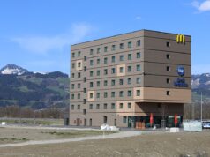 La matriz de Best Western adopta WorldHotels como marca global Fachada del hotel Best Western en Kiefersfelden, Alemania; fotografía de archivo de abril de 2021.