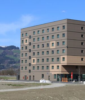Best Western Kiefersfelden, archivo 2021 — Rufus46 Fachada del hotel Best Western en Kiefersfelden, Alemania; fotografía de archivo de abril de 2021.