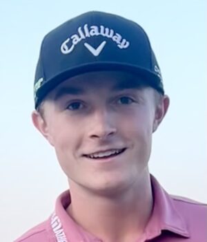 El golfista Blades Brown sostiene una bolsa de palos de golf en Nashville en septiembre de 2025