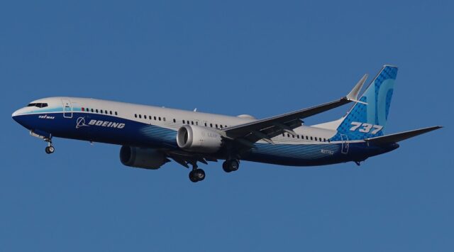 Boeing 737 MAX 10 de demostración durante una aproximación a Londres Stansted