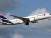 Boeing 787 en el Aeropuerto Internacional de Cancún, imagen ilustrativa de la reducción de asientos aéreos