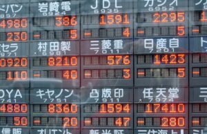 Venta tecnológica sacude las bolsas de Asia Tablero bursátil de Japón, imagen ilustrativa sobre la caída de los mercados tecnológicos de Asia
