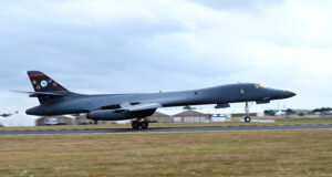 Bombardero B-1 de Estados Unidos aterriza en la base aérea RAF Fairford en Inglaterra