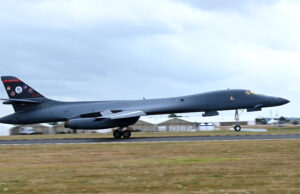 Bombardero B-1 de Estados Unidos aterriza en la base aérea RAF Fairford en Inglaterra