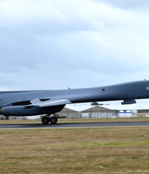 Bombardero B-1 de Estados Unidos aterriza en la base aérea RAF Fairford en Inglaterra