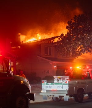 Imagen de archivo de bomberos del Servicio Forestal en el incendio Eaton, California, enero de 2025; no corresponde al incendio Norte de octubre de 2026.