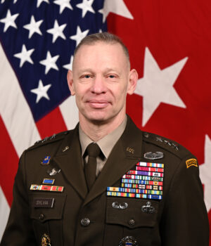 Retrato oficial del teniente general Brett Sylvia, fotografiado por William Pratt en diciembre de 2025.