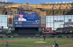 Cerveceros de Milwaukee y Dodgers de Los Ángeles durante un partido de béisbol — imagen de archivo