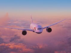 Boeing 777-200 de British Airways en vuelo sobre las nubes; imagen de archivo del centro de prensa, 2024.