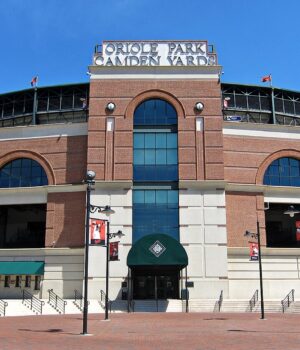 Entrada de Oriole Park at Camden Yards en Baltimore, fotografiada en abril de 2015