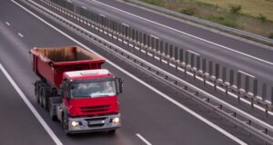 Camión de carga circulando por una carretera, imagen de archivo alusiva a la seguridad vial