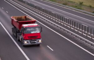 Camión de carga circulando por una carretera, imagen de archivo alusiva a la seguridad vial
