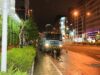 Camión mezclador estacionado junto a una obra de construcción, imagen de archivo