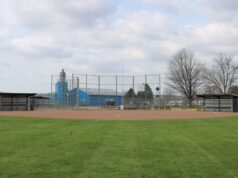 Campo de béisbol vacío con bancos y graderías; fotografía ilustrativa de archivo de Keith Cassill, 2026