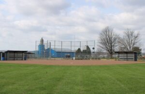 Campo de béisbol vacío con bancos y graderías; fotografía ilustrativa de archivo de Keith Cassill, 2026