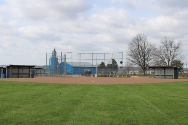 Campo de béisbol vacío con bancos y graderías; fotografía ilustrativa de archivo de Keith Cassill, 2026